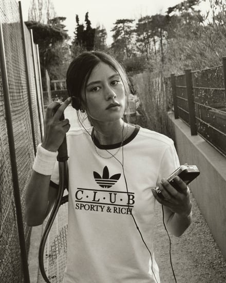 テニスをする女性