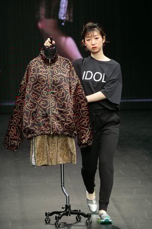 トルソーに服を着せてウォーキング、「ネグレクト アダルト ペイシェンツ」2度目のショーは"偽物"がテーマ