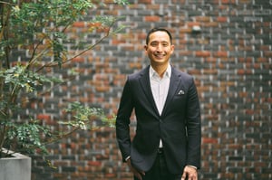 ジョルジオ アルマーニ、プラダのミラノ本社で勤務した日本人──小菅国義氏が語るマーチャンダイジングの仕事術