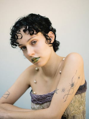 Encounter｜Olesya Parfenyuk　メイクアップで引き立つ、少女の多彩なペルソナ
